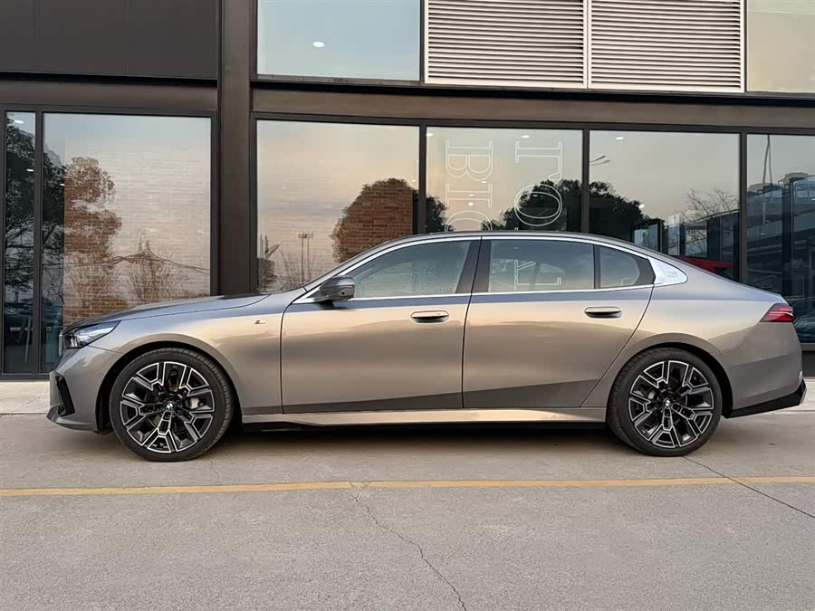 BMW 5 Series 2024 car image #4