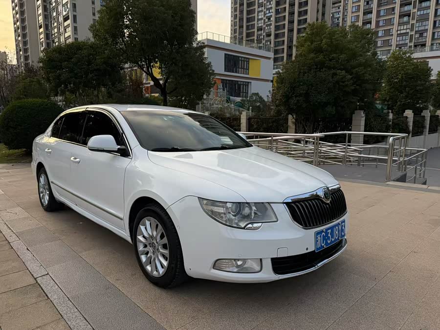 Skoda Superb 2010 car image #4