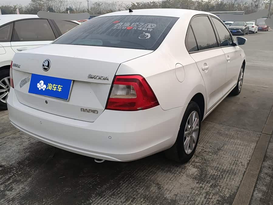 Skoda Rapid 2015 car image #4