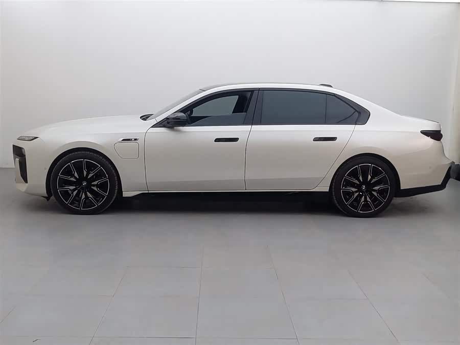 BMW i7 M70L 2025 car image #4