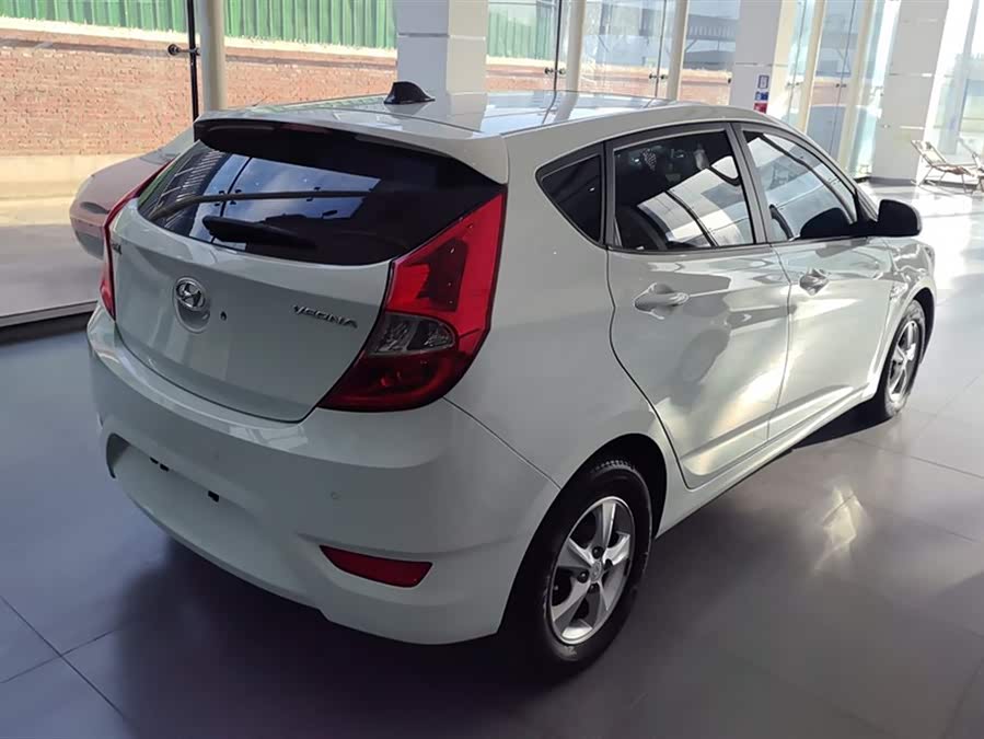 Mazda Reina Hatchback 2014 car image #4