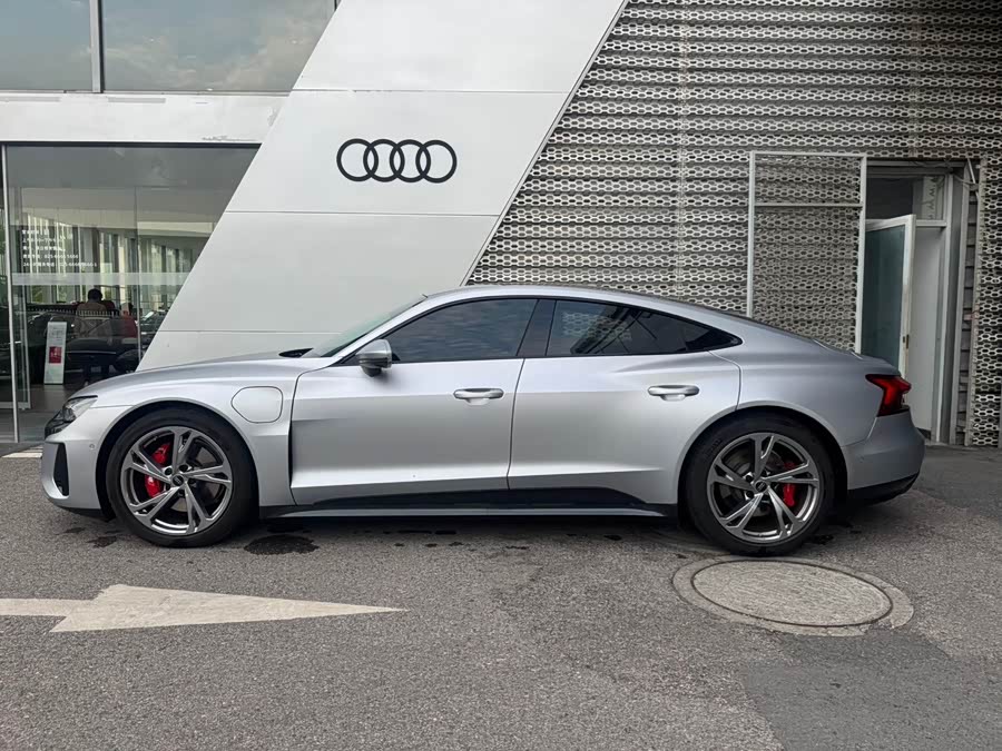 Audi e-tron GT 2024 صورة سيارة #4