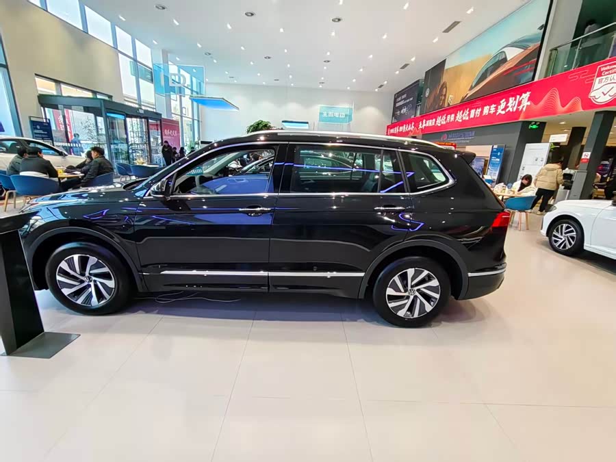 Volkswagen Tiguan L New Energy 2025 صورة سيارة #4