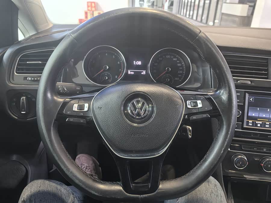Volkswagen Golf 2018 car image #4