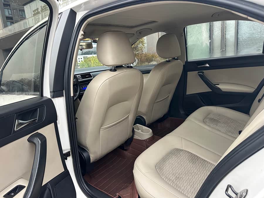 Skoda Rapid 2014 car image #4