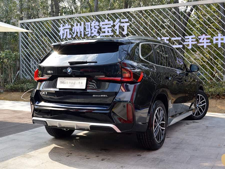 BMW iX1 2025 car image #4