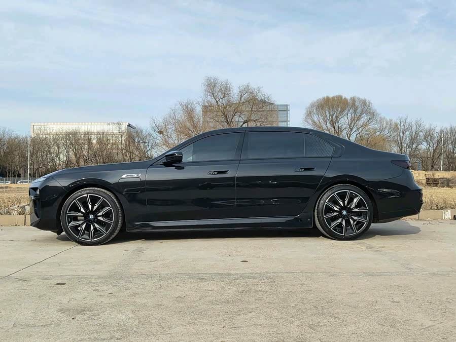 BMW i7 M70L 2025 car image #4