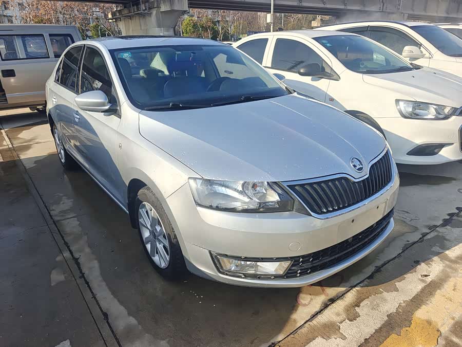 Skoda Rapid 2015 car image #4