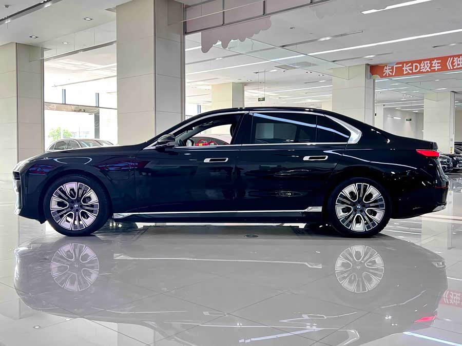 BMW i7 2024 car image #4