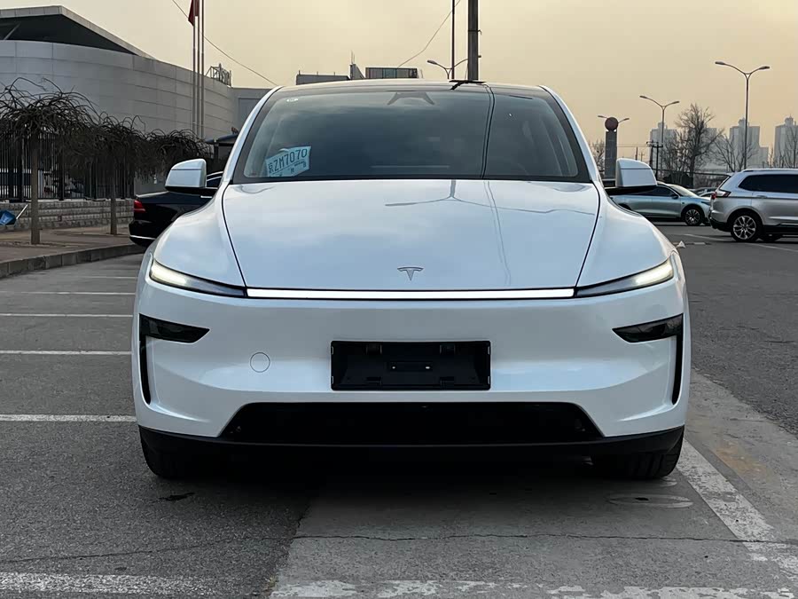 Tesla Model Y 2025 #4 Tesla Model Y 2025 car image #4