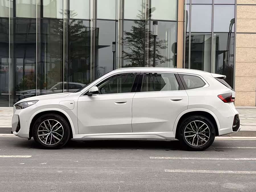 BMW iX1 2025 car image #4