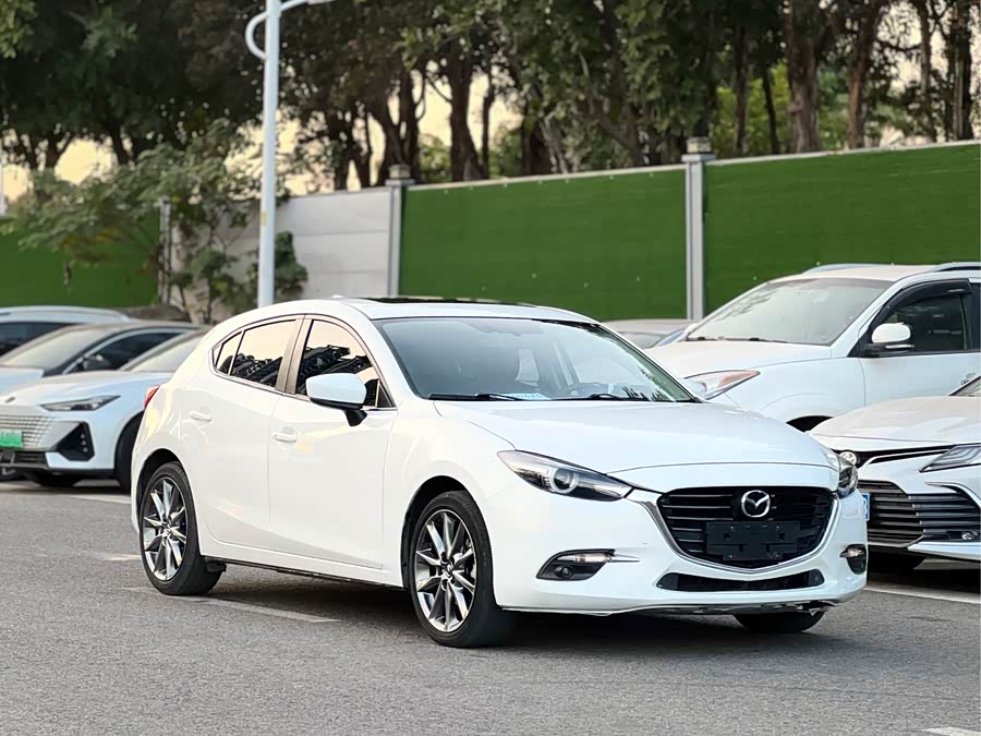 Mazda 3 Axela 2017 car image #4
