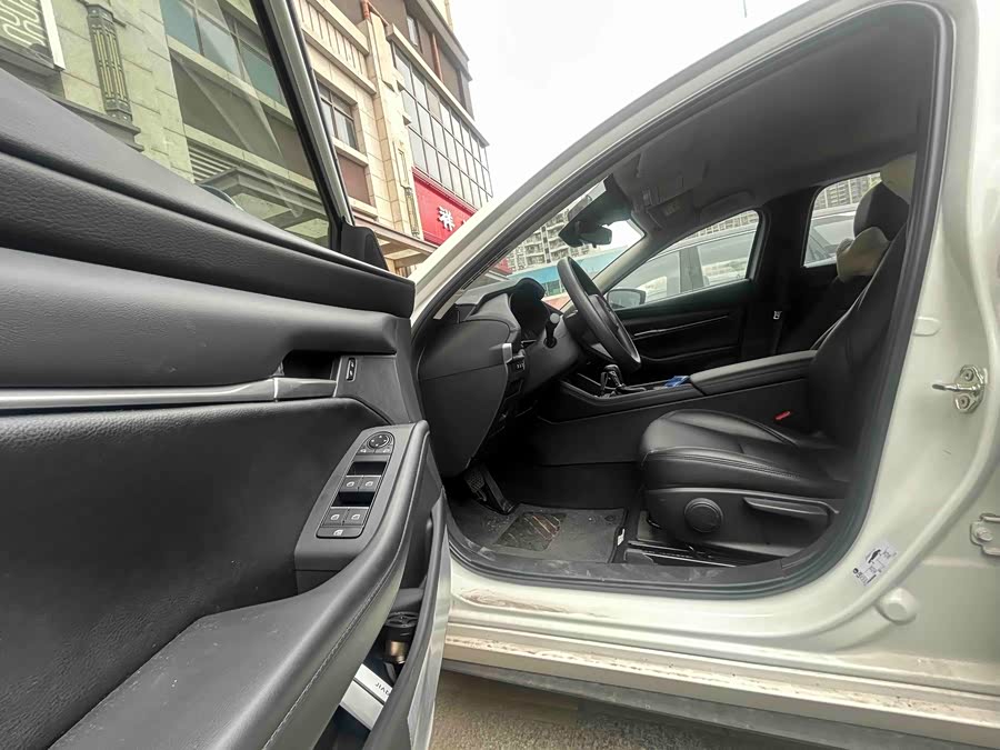 Mazda 3 Axela 2018 صورة سيارة #4