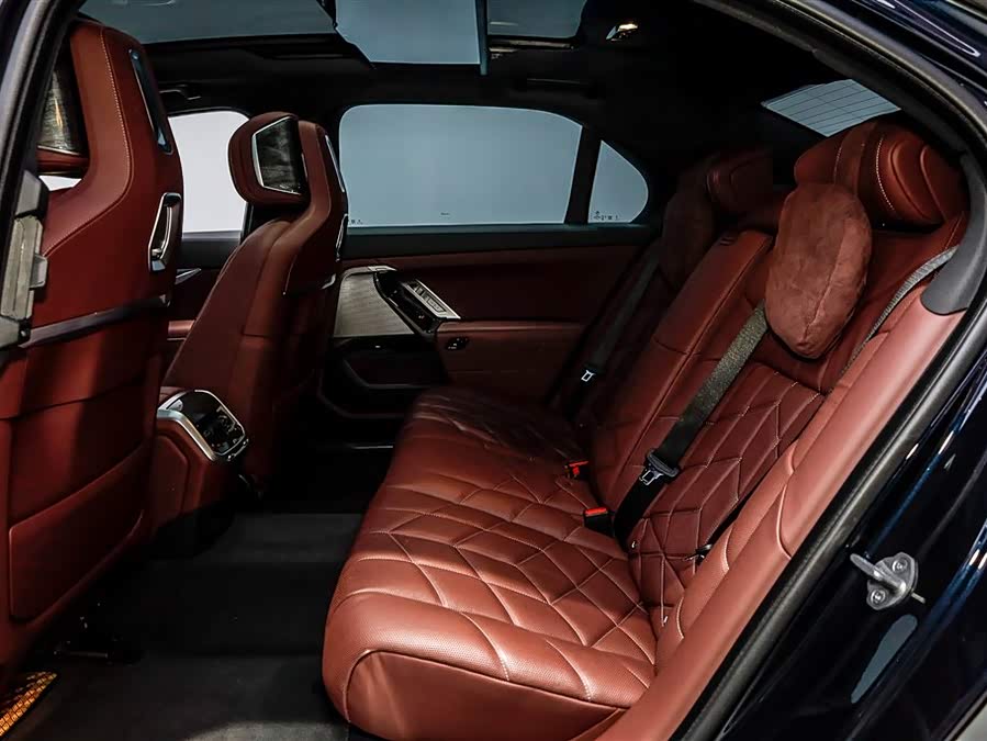 BMW i7 2024 car image #4