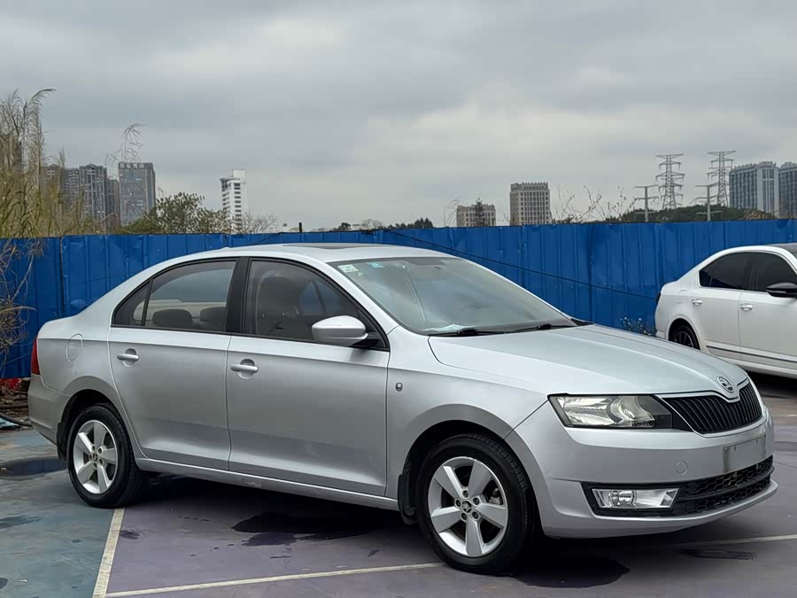 Skoda Rapid 2015 car image #4