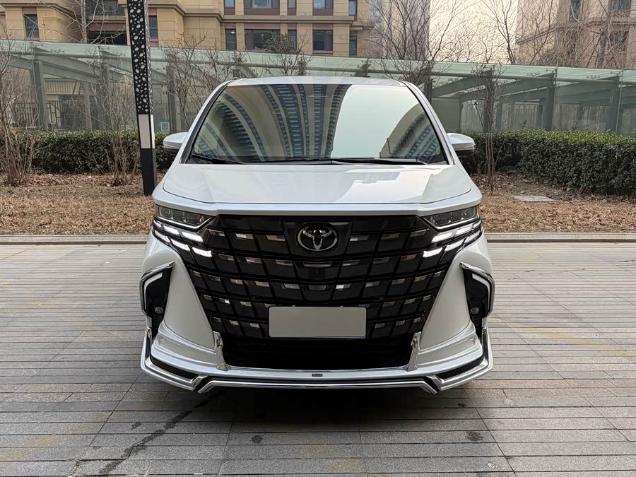 Toyota Alphard 2024 car image #4