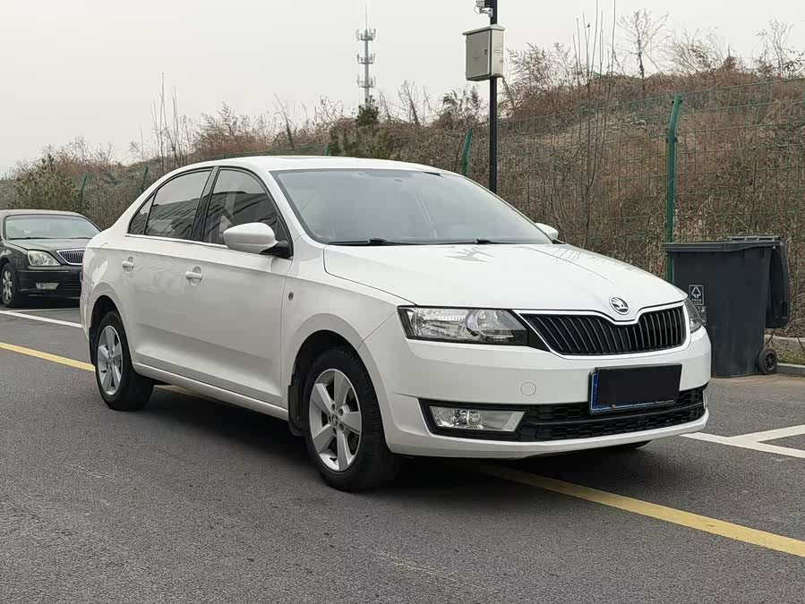 Skoda Rapid 2015 car image #4