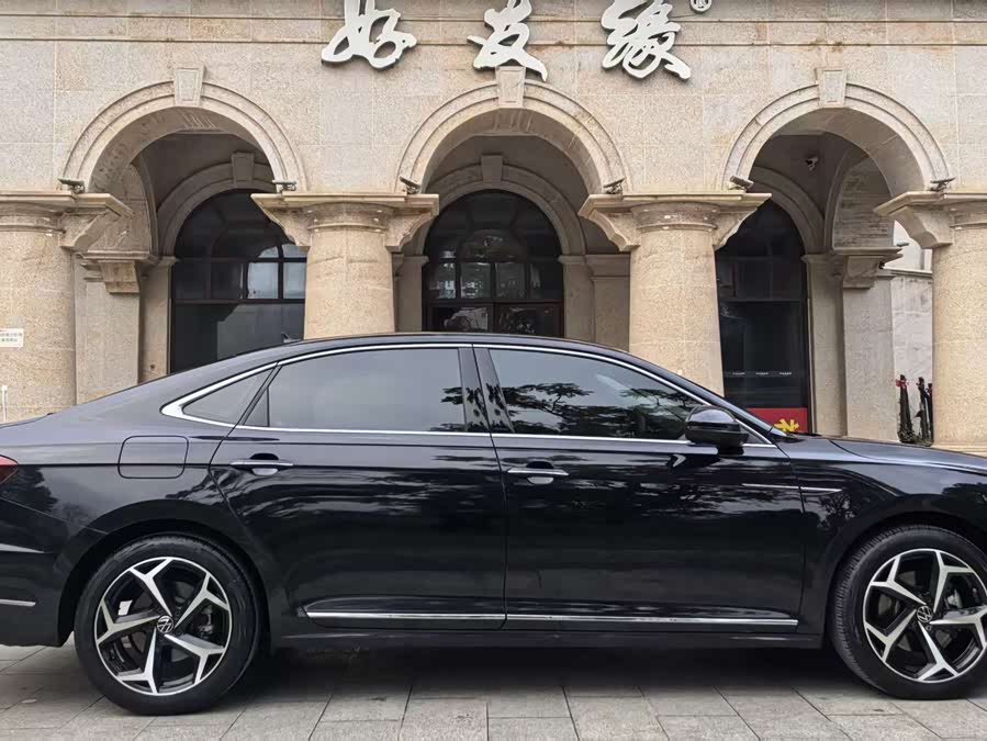 Volkswagen Passat 2024 immagine di auto #4