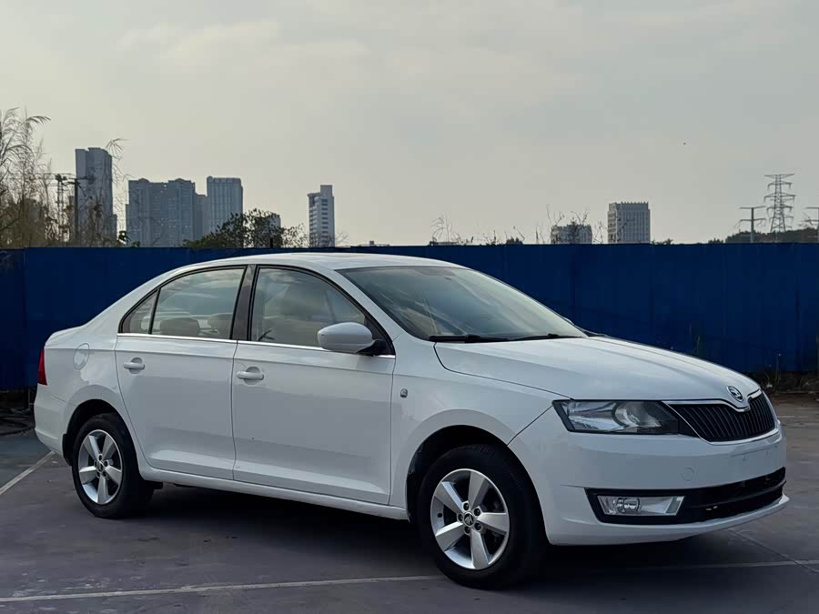 Skoda Rapid 2015 car image #4