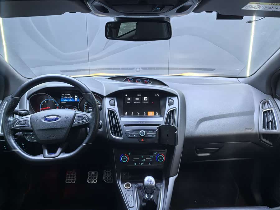 Ford Focus (Imported) 2016 #4 Ford Focus (Imported) 2016 صورة سيارة #4