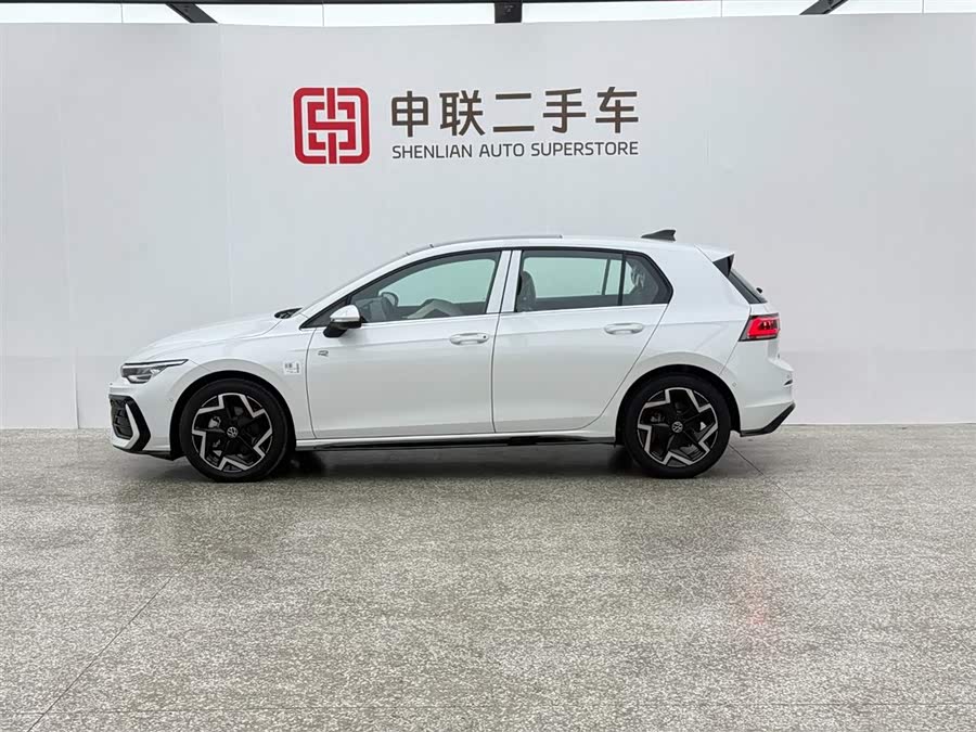 Volkswagen Golf 2025 car image #4