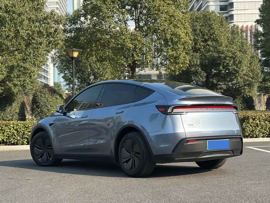 Tesla Model Y 2025 #4 Tesla Model Y 2025 car image #4