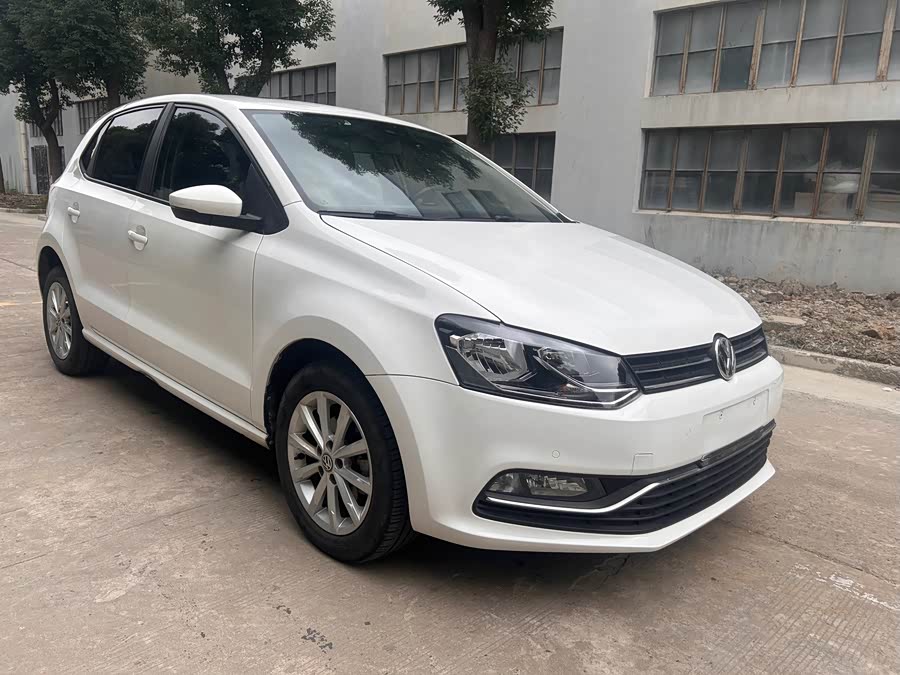 Volkswagen Polo 2015 car image #4
