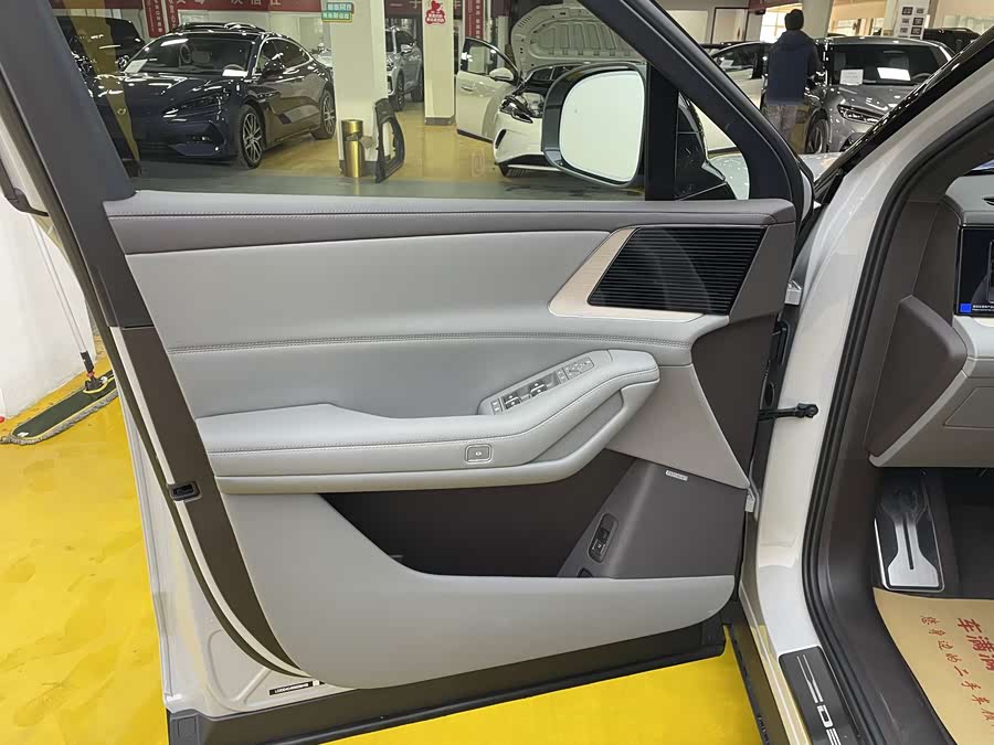 Denza N8L 2025 car image #4