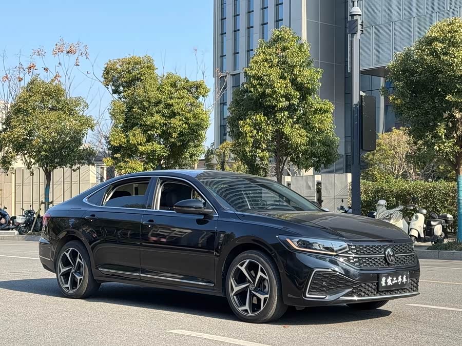 Volkswagen Passat 2025 صورة سيارة #4