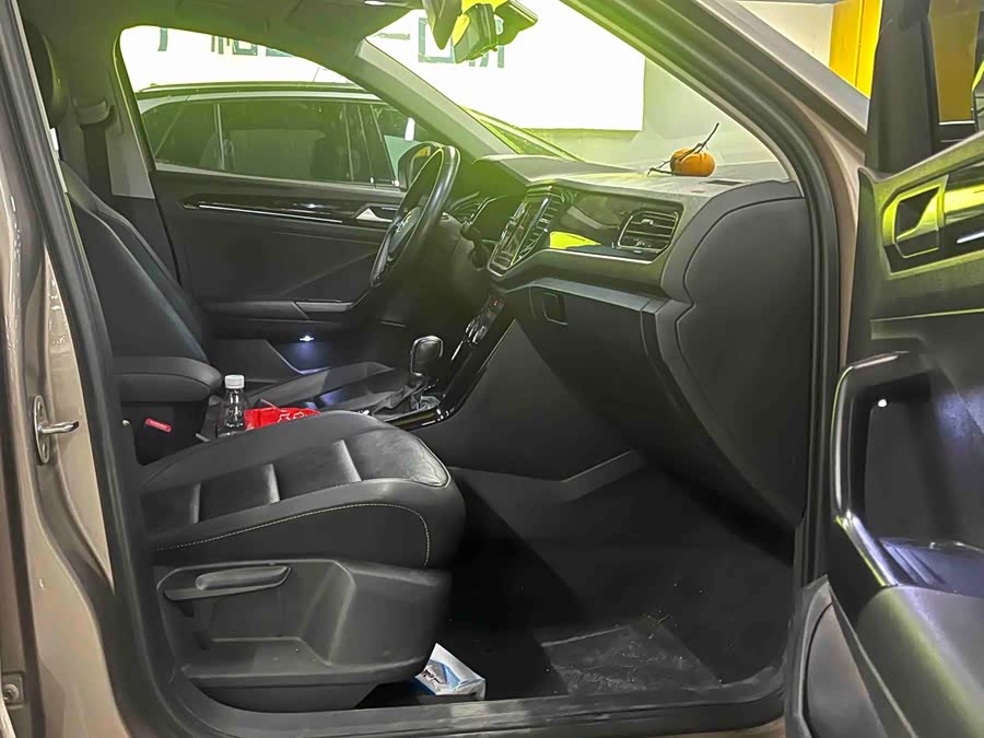 Volkswagen T-Roc 2020 car image #4