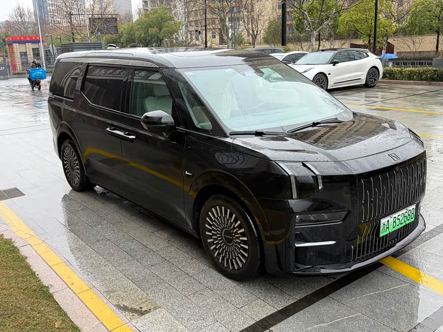 Zeekr 009 2023 car image #4