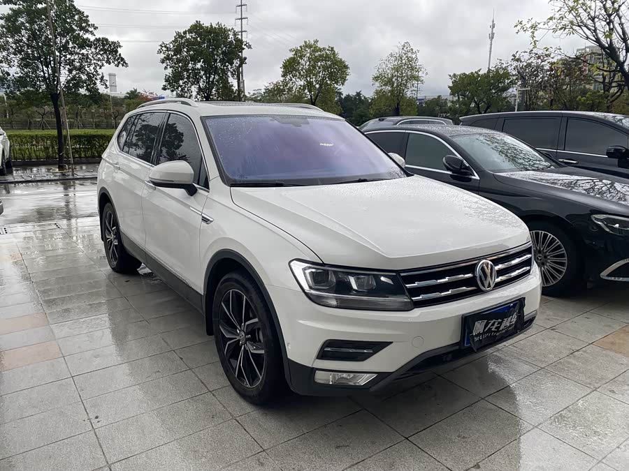 Volkswagen Tiguan L 2020 immagine di auto #4