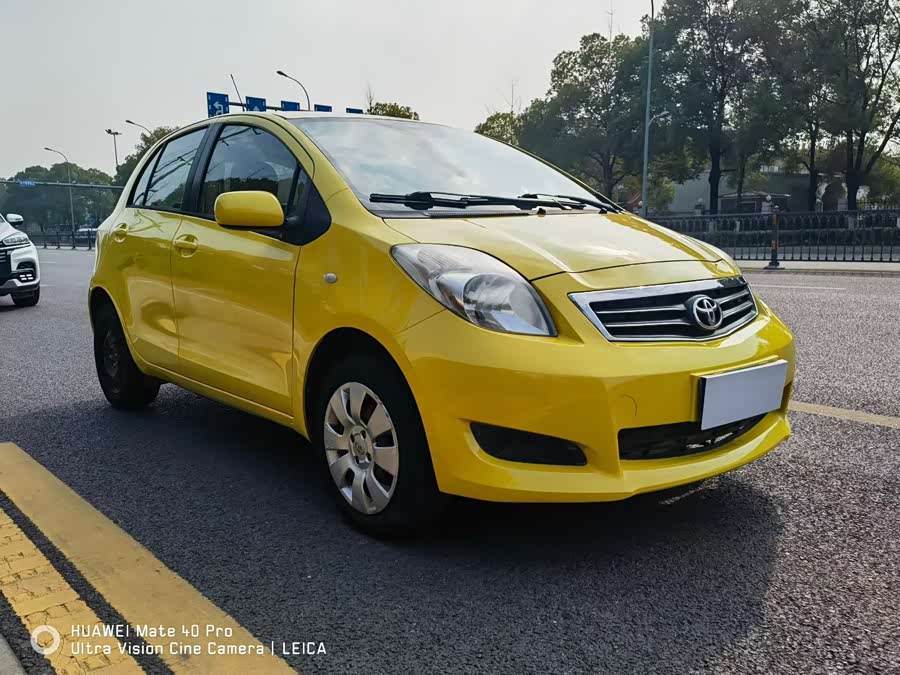 Yaris 2011 car image #4
