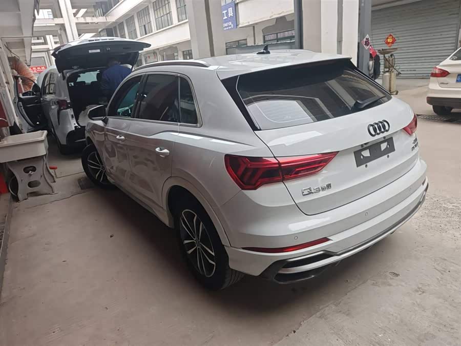 Audi Q3 2021 car image #4