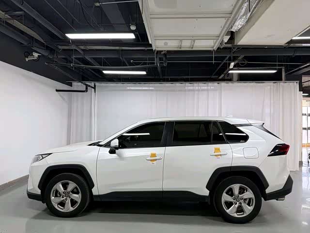 Toyota RAV4 2021 car image #4