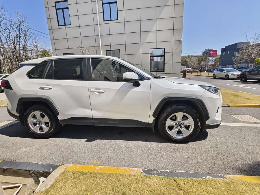 Toyota RAV4 2023 car image #4