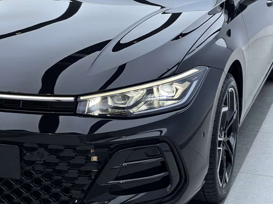 Volkswagen Passat 2025 car image #4