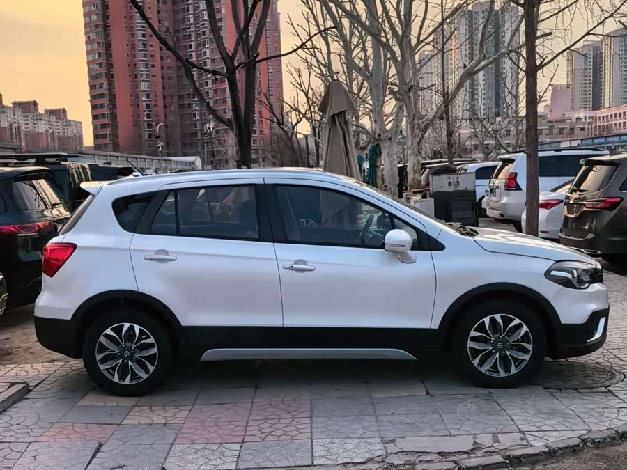 Suzuki SX4 S-CROSS 2018 imagem de carro #4