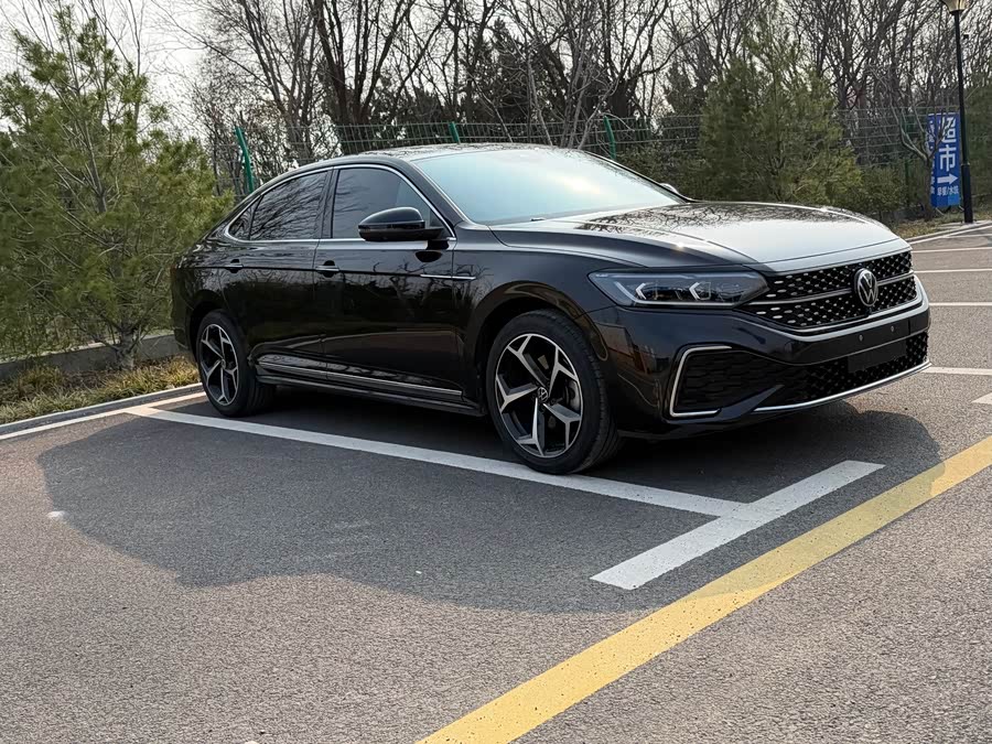 Volkswagen Passat 2023 صورة سيارة #4