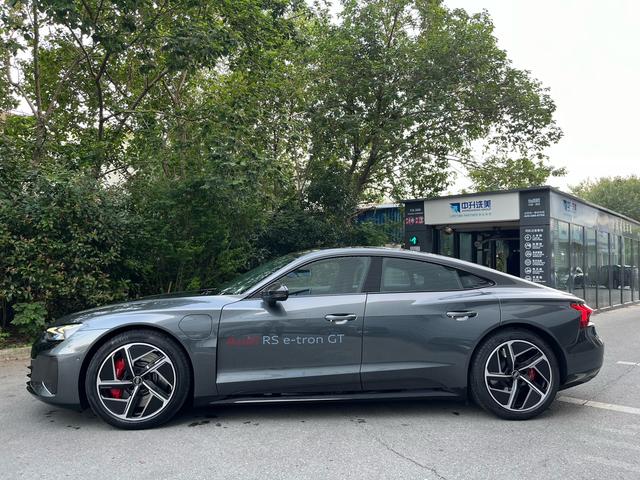 Audi RS e-tron GT 2023 immagine di auto #4