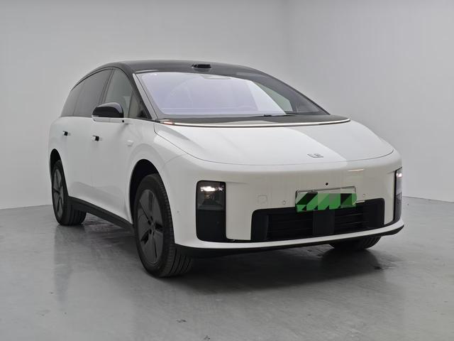 Li i8 2025 image de voiture #4