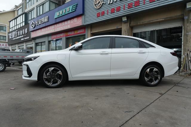 GEELY Emgrand L HiP 2024 immagine di auto #4