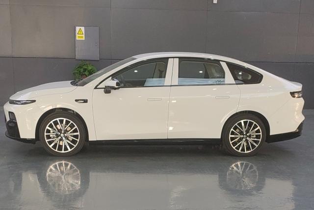 零跑汽车 零跑B01 2025 汽车图片 #4