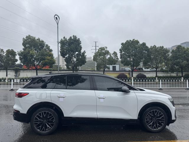 Audi Q5 e-tron 2023 immagine di auto #4