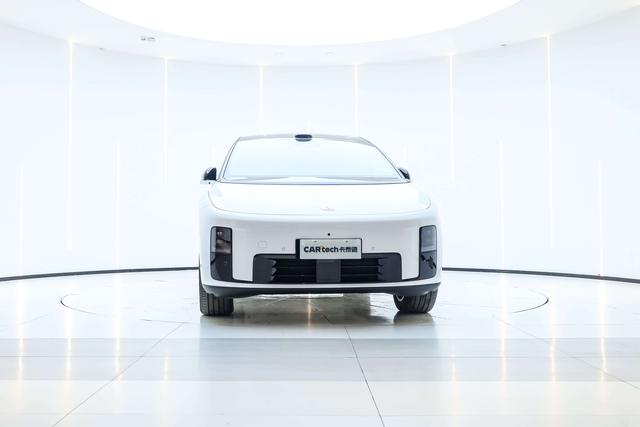 Li i8 2025 image de voiture #4