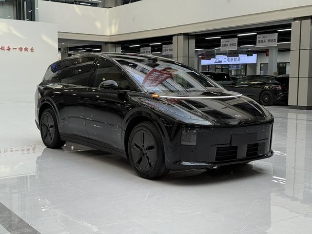 Li i8 2025 image de voiture #4