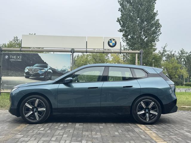 BMW iX car image #4