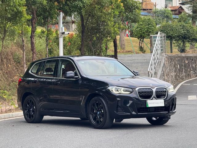BMW iX3 2024 صورة سيارة #4