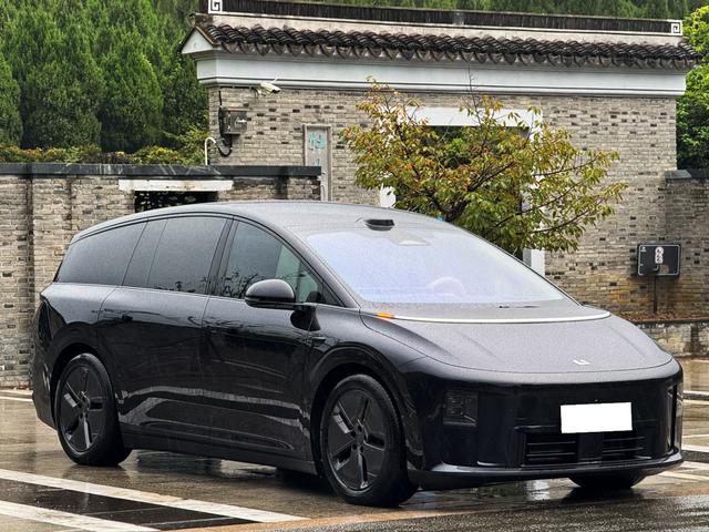 Li i8 2025 image de voiture #4