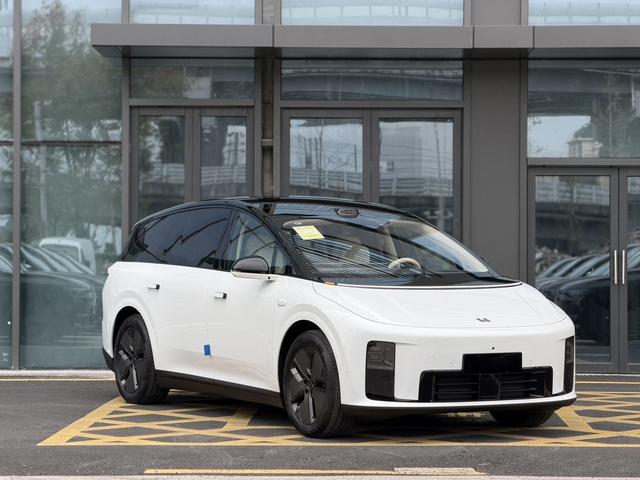 Li i8 2025 image de voiture #4